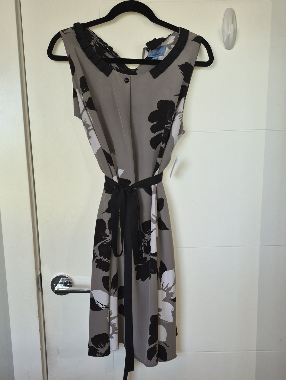 Simply Vera Vera Wang Gray and Black Floral Sleeveless Midi Dress